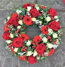 Classic Red and White Wreath